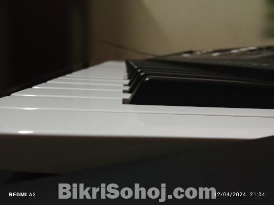 YAMAHA PSR-E373 Portable Keyboard